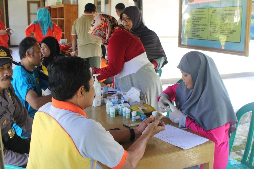Pemeriksaan Kesehatan oleh Kader Posbindu kepada Dosen dan Karyawan Kampus 7